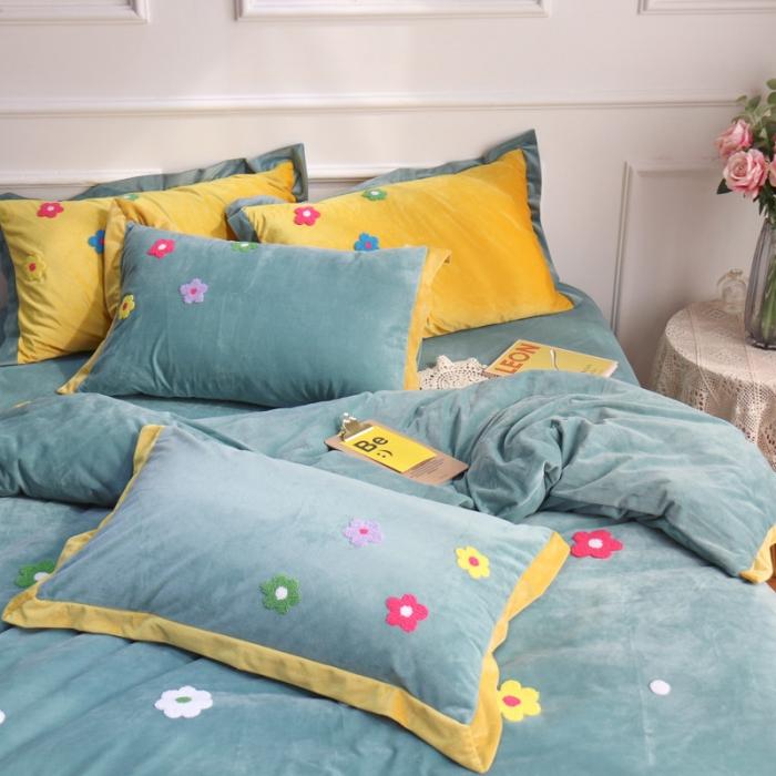 91家纺网 家纺一手货源 找家纺 润缦 2019 ins泫雅风宝宝绒四件套牛奶绒四件套 可爱花朵-绿色