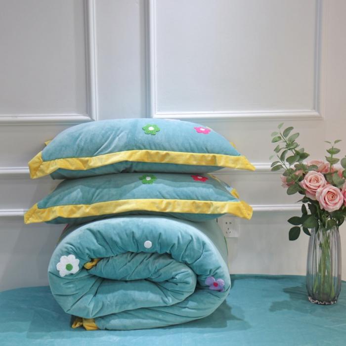 91家纺网 家纺一手货源 找家纺 润缦 2019 ins泫雅风宝宝绒四件套牛奶绒四件套 可爱花朵-绿色