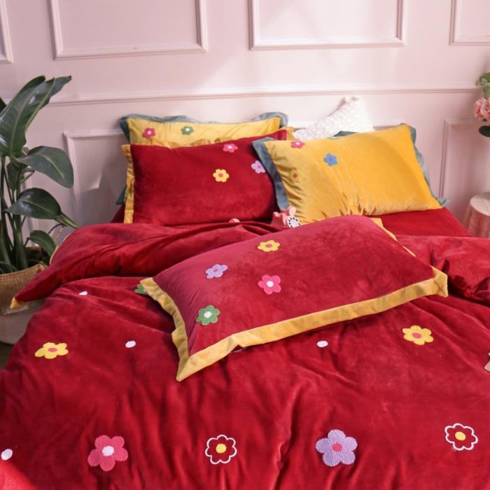 91家纺网 家纺一手货源 找家纺 润缦 2019 ins泫雅风宝宝绒四件套牛奶绒四件套 可爱花朵-酒红色