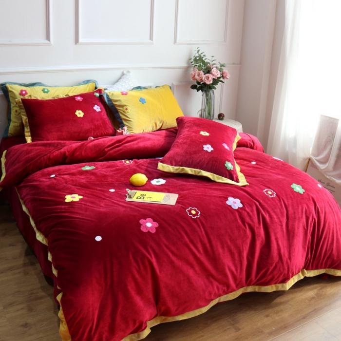 91家纺网 家纺一手货源 找家纺 润缦 2019 ins泫雅风宝宝绒四件套牛奶绒四件套 可爱花朵-酒红色