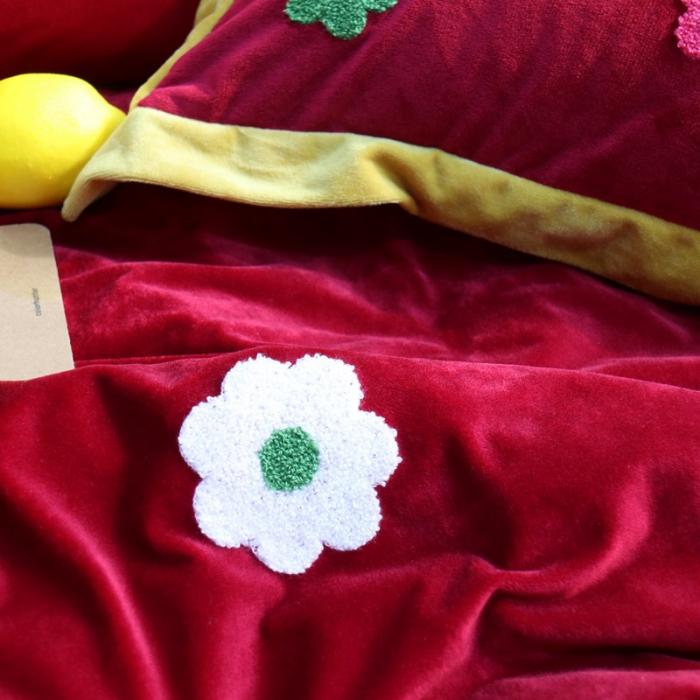 91家纺网 家纺一手货源 找家纺 润缦 2019 ins泫雅风宝宝绒四件套牛奶绒四件套 可爱花朵-酒红色