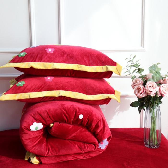 91家纺网 家纺一手货源 找家纺 润缦 2019 ins泫雅风宝宝绒四件套牛奶绒四件套 可爱花朵-酒红色