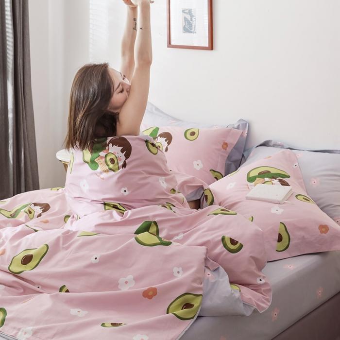 91家纺网 家纺一手货源 找家纺 窝米2019全棉13372卡通花卉系列四件套床单款牛油果女孩