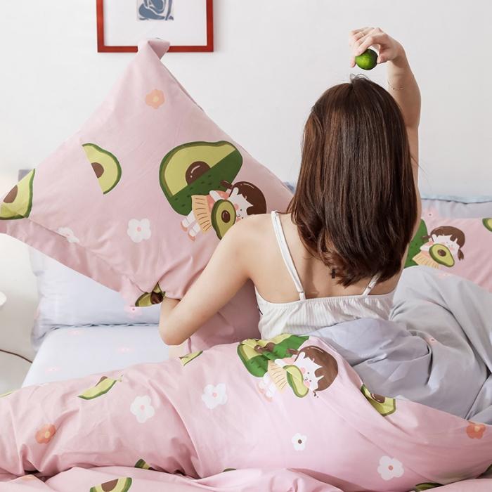 91家纺网 家纺一手货源 找家纺 窝米2019全棉13372卡通花卉系列四件套床单款牛油果女孩