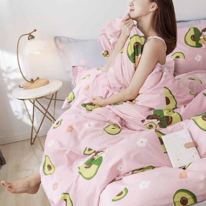 91家纺网 家纺一手货源 找家纺 窝米2019全棉13372卡通花卉系列四件套床单款牛油果女孩