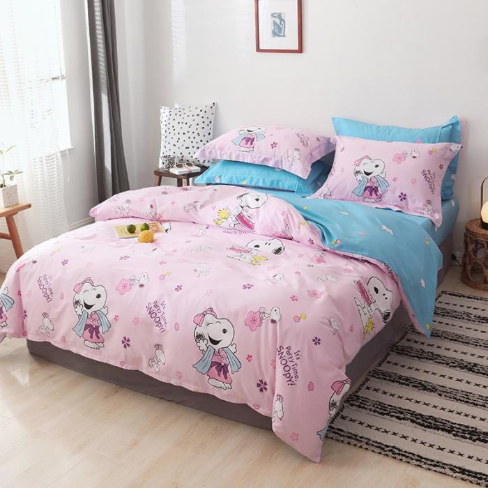 91家纺网 家纺一手货源 找家纺 窝米 2019全棉13372卡通花卉系列四件套床单款史努比粉