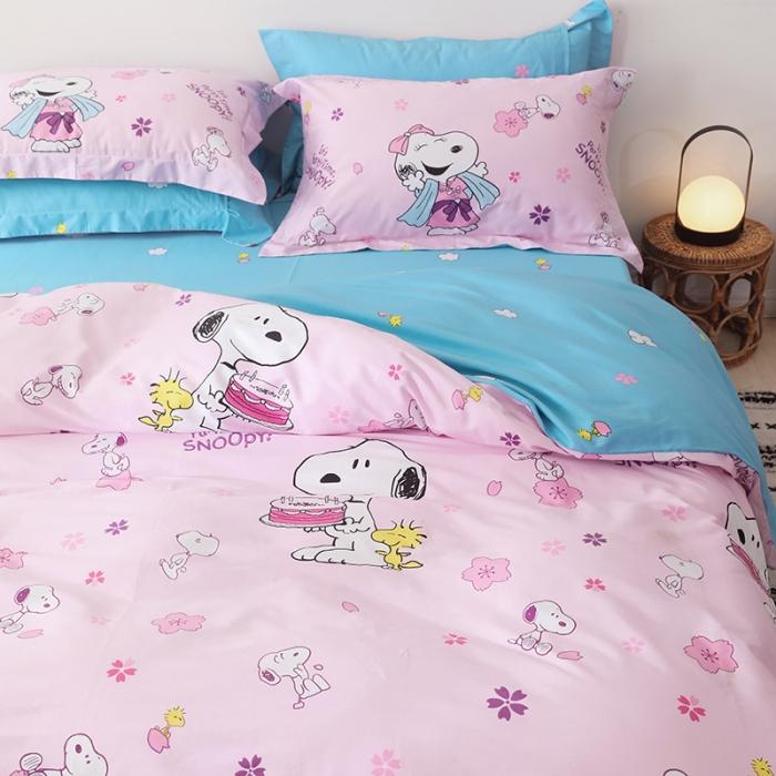 91家纺网 家纺一手货源 找家纺 窝米 2019全棉13372卡通花卉系列四件套床单款史努比粉