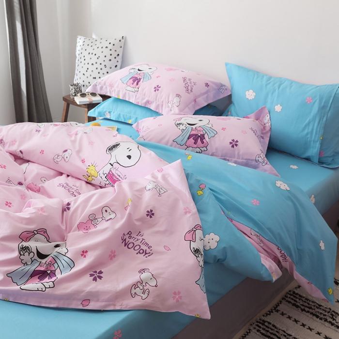 91家纺网 家纺一手货源 找家纺 窝米 2019全棉13372卡通花卉系列四件套床单款史努比粉