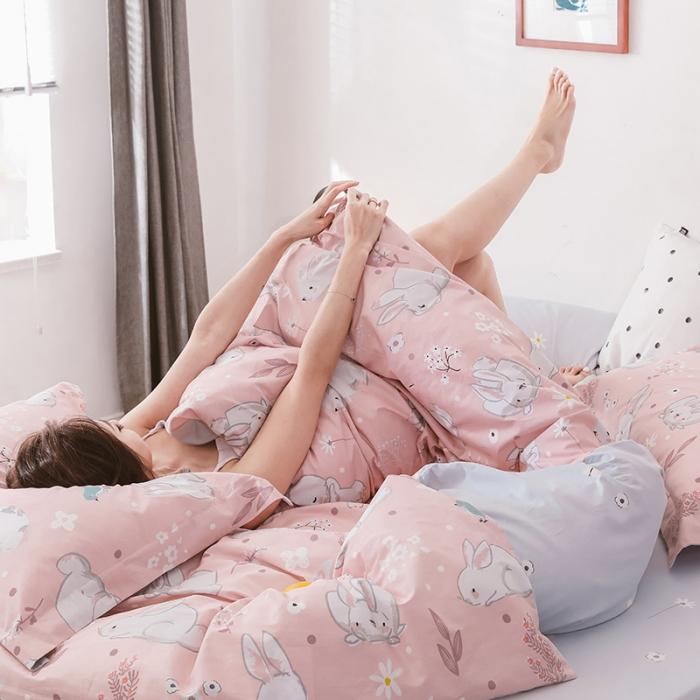 91家纺网 家纺一手货源 找家纺 窝米 2019全棉13372卡通花卉系列四件套床单款天真兔粉