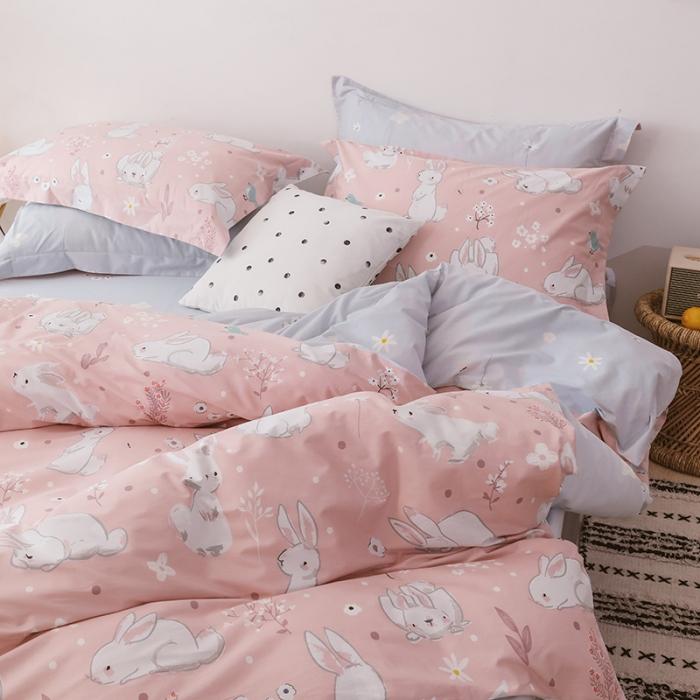 91家纺网 家纺一手货源 找家纺 窝米 2019全棉13372卡通花卉系列四件套床单款天真兔粉