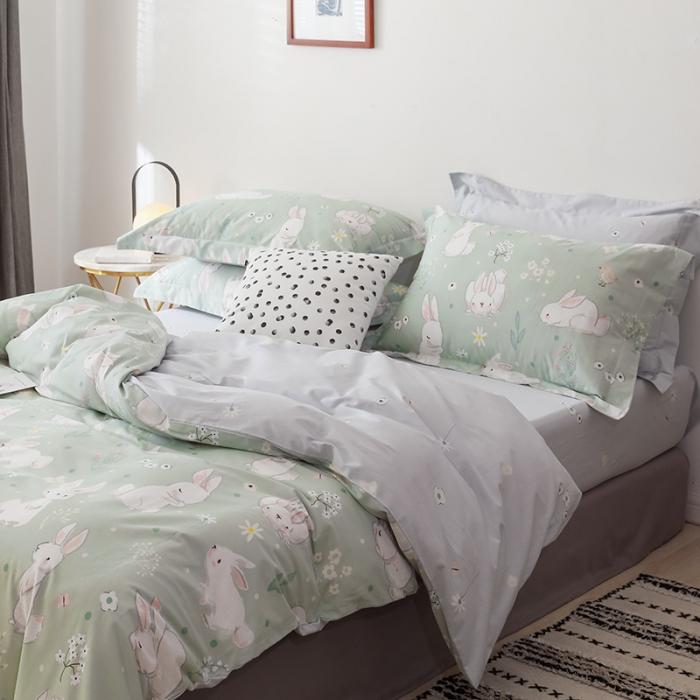 91家纺网 家纺一手货源 找家纺 窝米 2019全棉13372卡通花卉系列四件套床单款天真兔绿