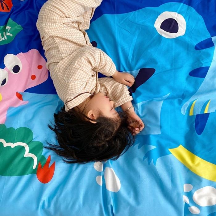 91家纺网 家纺一手货源 找家纺 金爱家家纺 2021新款童梦系列大版卡通全棉四件套 独家恐龙森林蓝