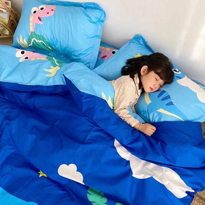 91家纺网 家纺一手货源 找家纺 金爱家家纺 2021新款童梦系列大版卡通全棉四件套 独家恐龙森林蓝