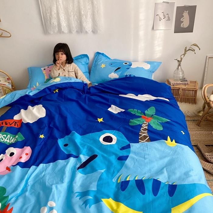 91家纺网 家纺一手货源 找家纺 金爱家家纺 2021新款童梦系列大版卡通全棉四件套 独家恐龙森林蓝