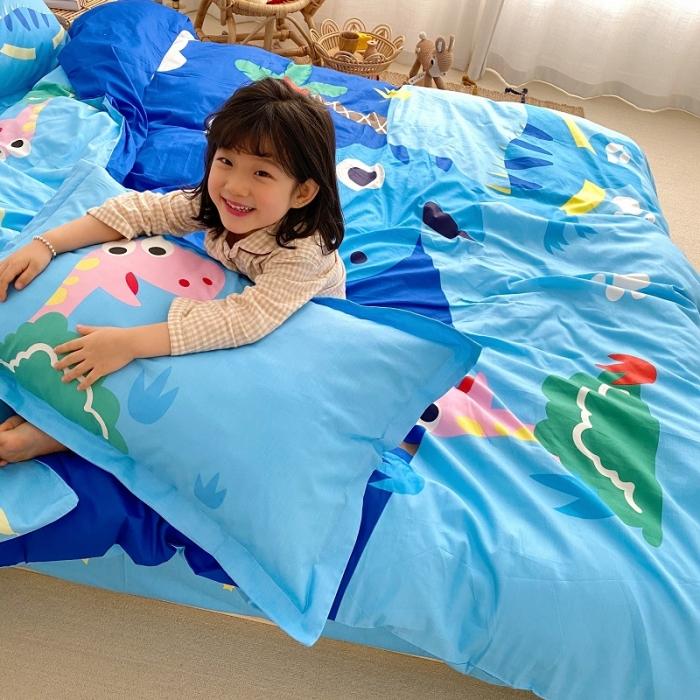 91家纺网 家纺一手货源 找家纺 金爱家家纺 2021新款童梦系列大版卡通全棉四件套 独家恐龙森林蓝