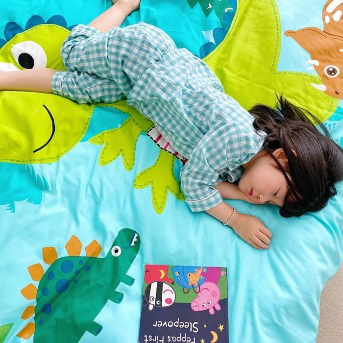 91家纺网 家纺一手货源 找家纺 金爱家家纺 2021新款童梦系列大版卡通全棉四件套 独家恐龙森林绿