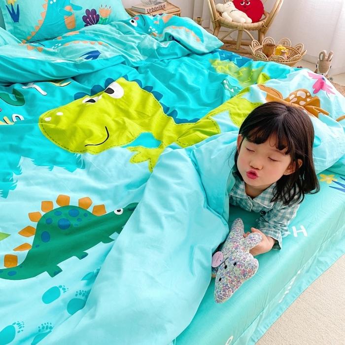 91家纺网 家纺一手货源 找家纺 金爱家家纺 2021新款童梦系列大版卡通全棉四件套 独家恐龙森林绿