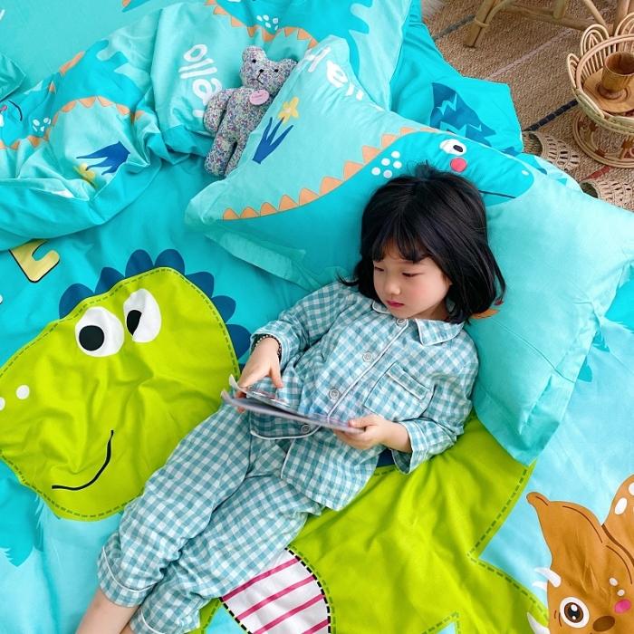 91家纺网 家纺一手货源 找家纺 金爱家家纺 2021新款童梦系列大版卡通全棉四件套 独家恐龙森林绿