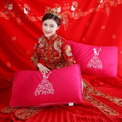 91家纺网 家纺一手货源 找家纺 沃兰国际 全棉贡缎高端婚庆羽丝绒枕芯中国风喜庆结婚单人枕头