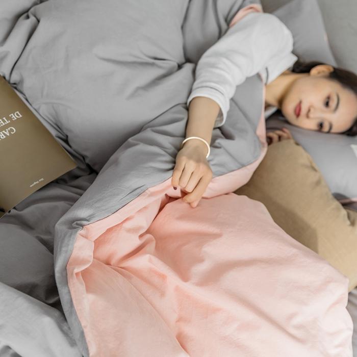 91家纺网 家纺一手货源 找家纺 蓝巢家纺2020年春夏新品全棉加厚水洗棉双拼款四件套浅灰粉