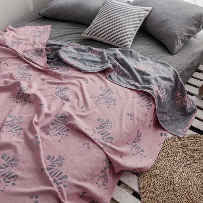 91家纺网 家纺一手货源 找家纺 朴尔家纺 2020年新款双层全棉纱布毛巾被 骏马-粉