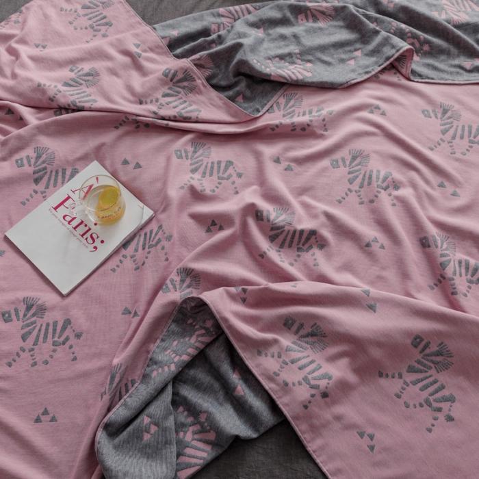 91家纺网 家纺一手货源 找家纺 朴尔家纺 2020年新款双层全棉纱布毛巾被 骏马-粉