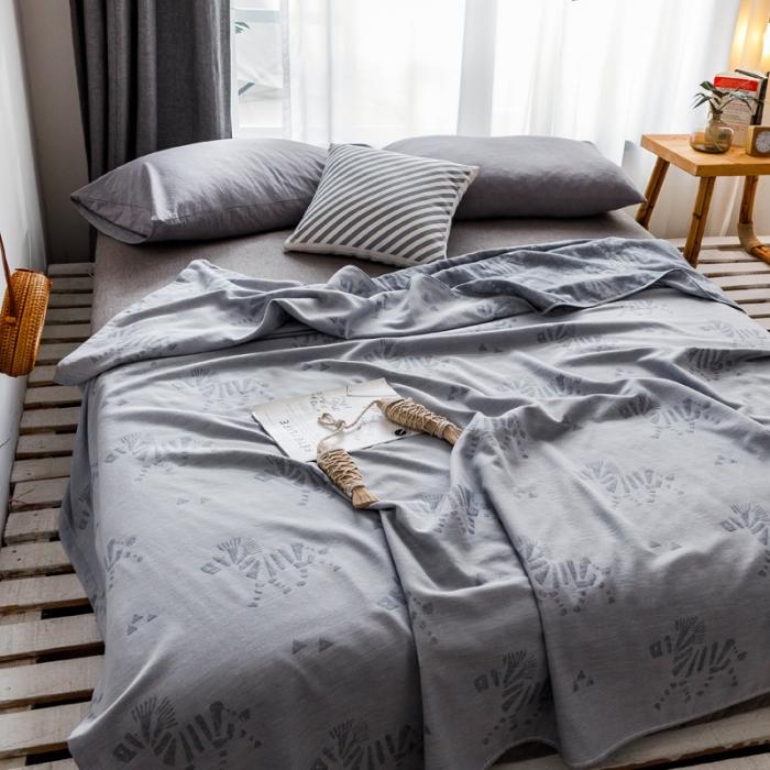 91家纺网 家纺一手货源 找家纺 朴尔家纺 2020年新款双层全棉纱布毛巾被 骏马-灰