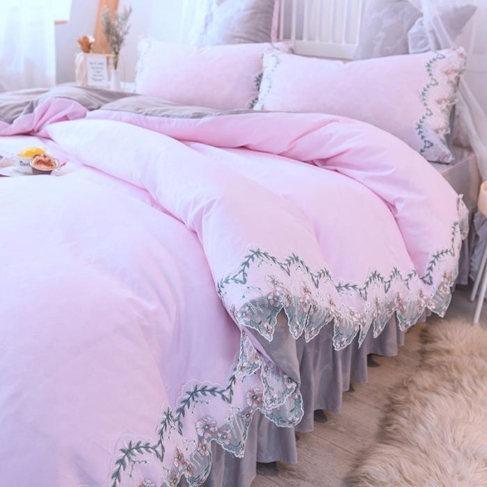 91家纺网 家纺一手货源 找家纺 绒世界 2021新品玫瑰秘密系列四件套床裙款玫瑰秘密-粉灰