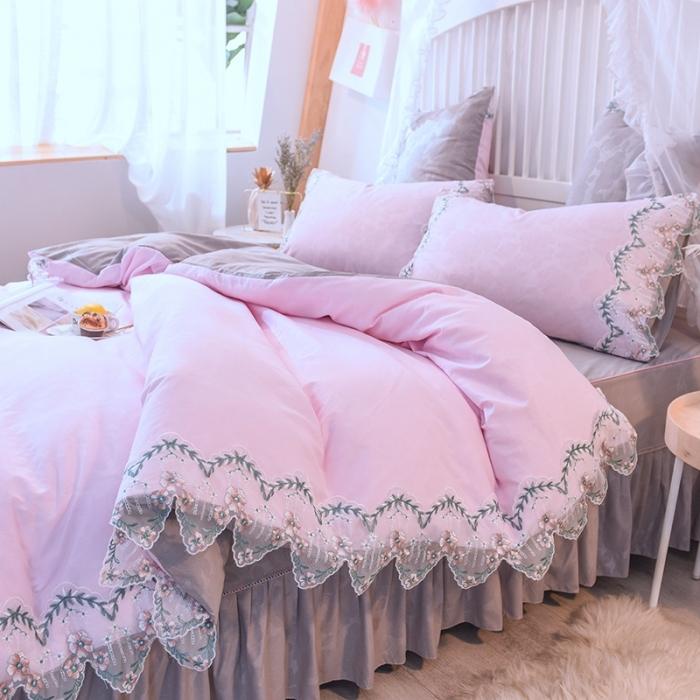 91家纺网 家纺一手货源 找家纺 绒世界 2021新品玫瑰秘密系列四件套床裙款玫瑰秘密-粉灰