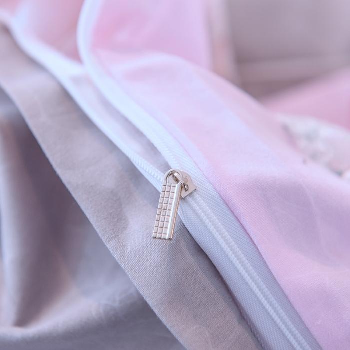 91家纺网 家纺一手货源 找家纺 绒世界 2021新品玫瑰秘密系列四件套床裙款玫瑰秘密-粉灰