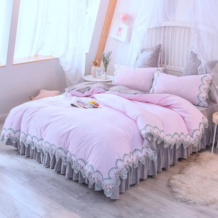 91家纺网 家纺一手货源 找家纺 绒世界 2021新品玫瑰秘密系列四件套床裙款玫瑰秘密-粉灰