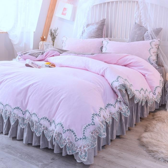 91家纺网 家纺一手货源 找家纺 绒世界 2021新品玫瑰秘密系列四件套床裙款玫瑰秘密-粉灰