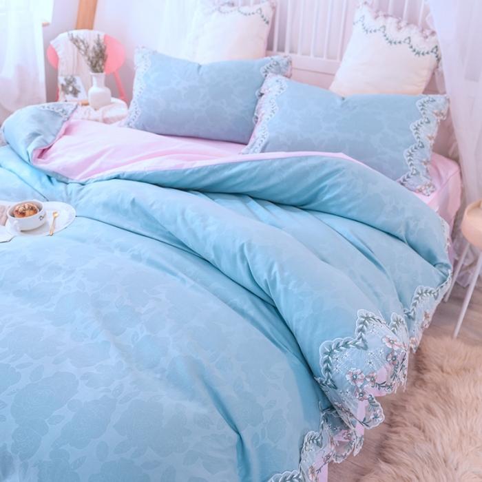 91家纺网 家纺一手货源 找家纺 绒世界 2021新品玫瑰秘密系列四件套床裙款慕蓝+粉