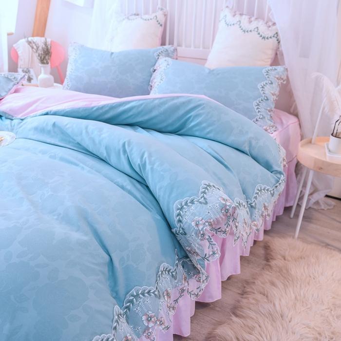 91家纺网 家纺一手货源 找家纺 绒世界 2021新品玫瑰秘密系列四件套床裙款慕蓝+粉