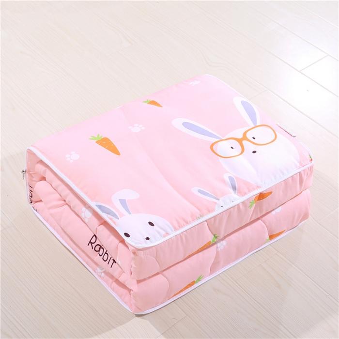 91家纺网 家纺一手货源 找家纺 宝马家纺 2022年精梳棉抱枕被 幸福小兔