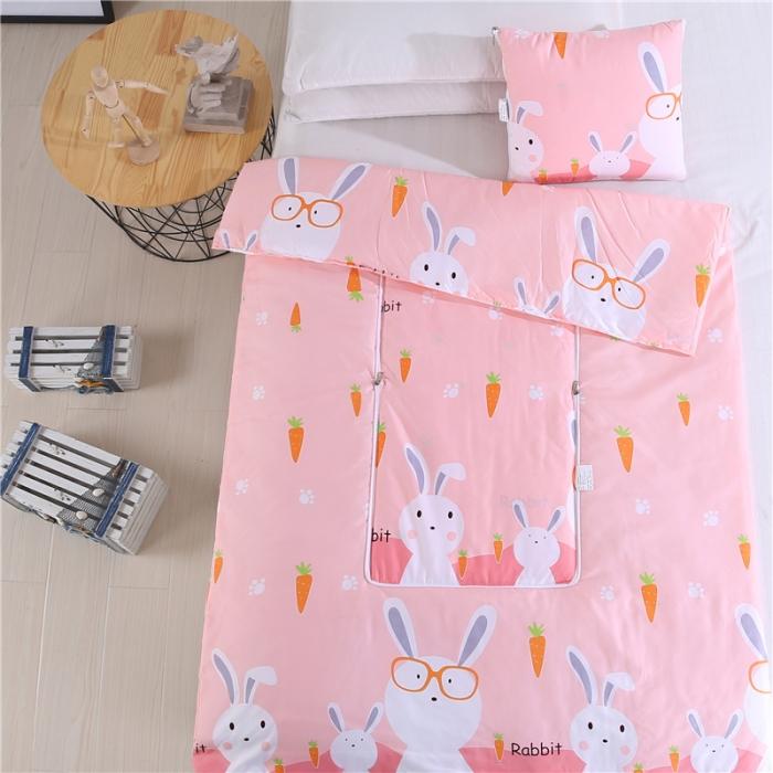 91家纺网 家纺一手货源 找家纺 宝马家纺 2022年精梳棉抱枕被 幸福小兔