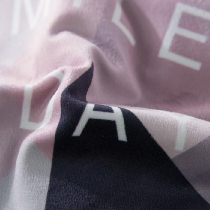 91家纺网 家纺一手货源 找家纺 宝马家纺 2022宝宝绒欧式抱枕毯 美好时光（AB版）