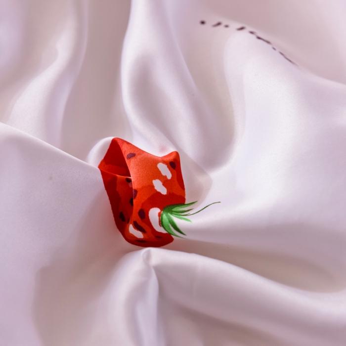 91家纺网 家纺一手货源 找家纺 绒世界 2020新款韩式床裙式水洗真丝绣花四件套 草莓-粉白