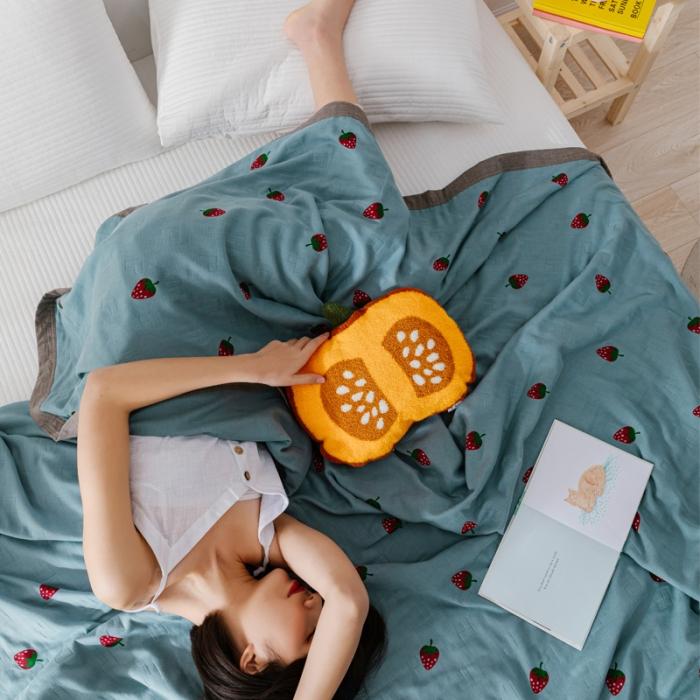 91家纺网 家纺一手货源 找家纺 朴尔植物印染全棉纱布毛巾被可机洗床单双人休闲盖毯夏被草莓-兰