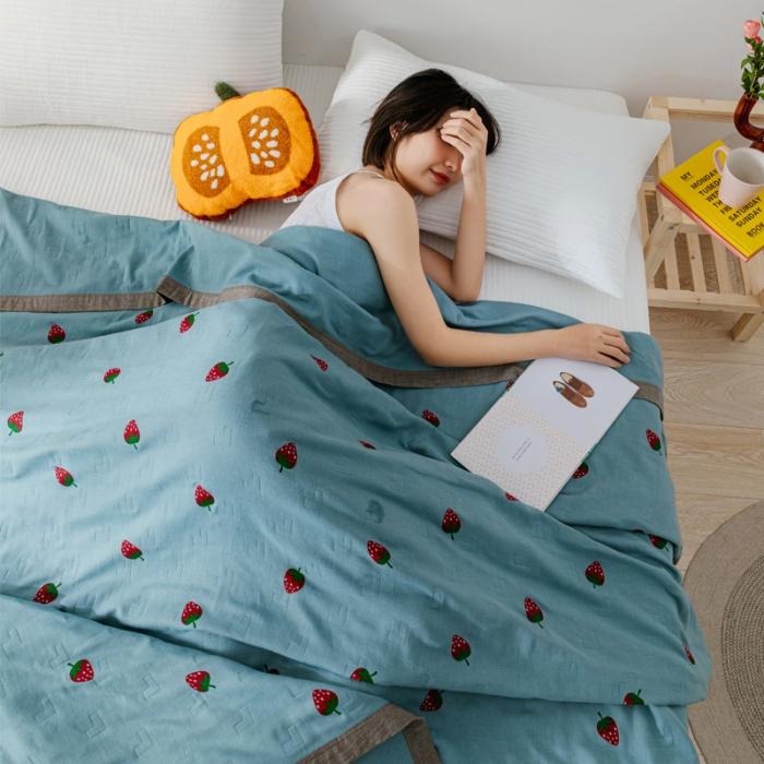 91家纺网 家纺一手货源 找家纺 朴尔植物印染全棉纱布毛巾被可机洗床单双人休闲盖毯夏被草莓-兰