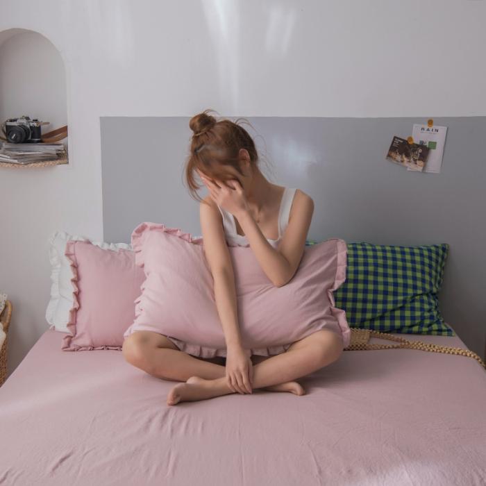 91家纺网 家纺一手货源 找家纺 轻奢坊 2023日系褶皱短花边单品枕套48*74cm 浅藕粉一只