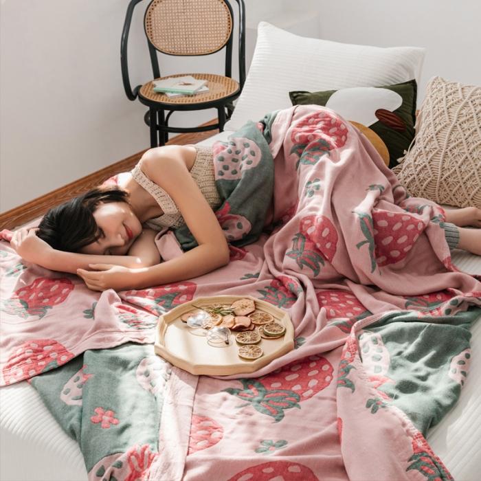 91家纺网 家纺一手货源 找家纺 朴尔 2020年新款冰感竹纤维毛巾被 草莓诱惑-墨绿粉