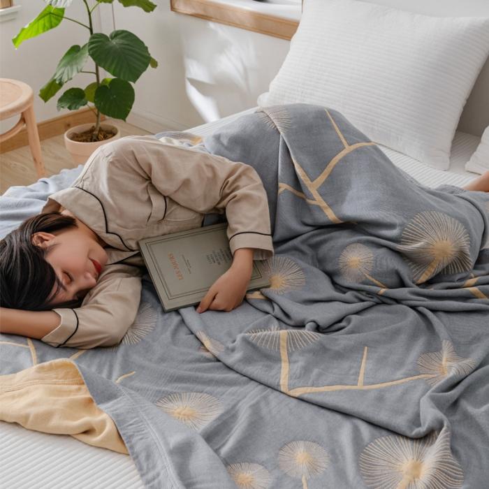 91家纺网 家纺一手货源 找家纺 朴尔 2020年新款冰感竹纤维毛巾被 漫舞-灰黄色