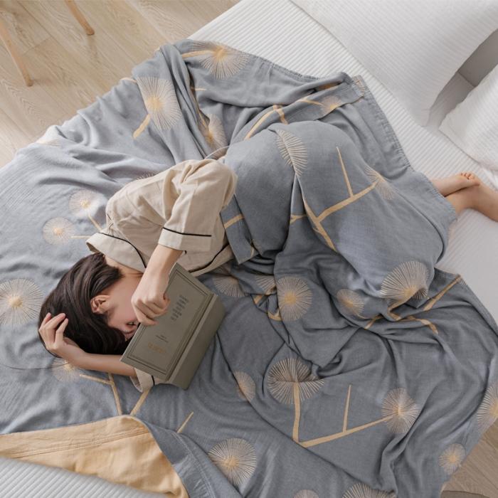 91家纺网 家纺一手货源 找家纺 朴尔 2020年新款冰感竹纤维毛巾被 漫舞-灰黄色