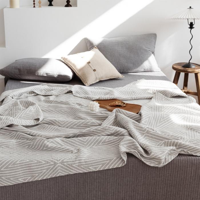 91家纺网 家纺一手货源 找家纺 朴尔 2020年新款加厚三层水洗棉全棉纱布毛巾被 等边三角-浅灰