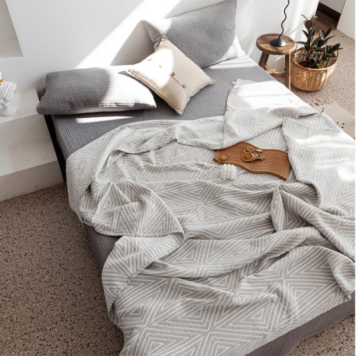 91家纺网 家纺一手货源 找家纺 朴尔 2020年新款加厚三层水洗棉全棉纱布毛巾被 等边三角-浅灰