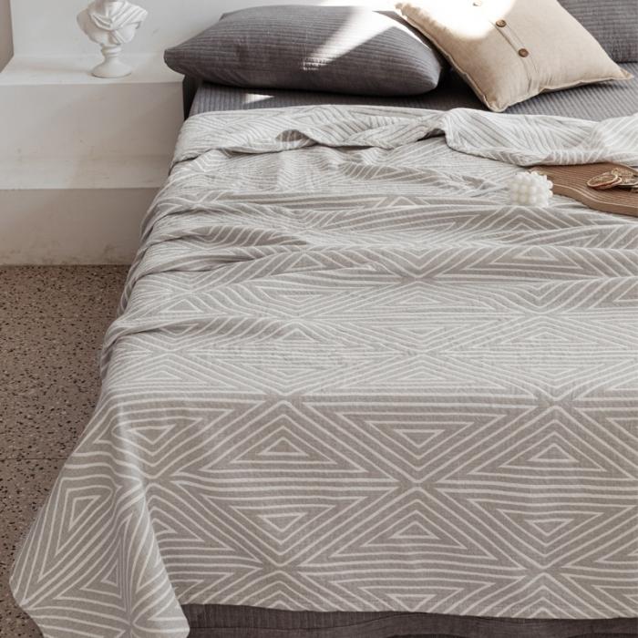 91家纺网 家纺一手货源 找家纺 朴尔 2020年新款加厚三层水洗棉全棉纱布毛巾被 等边三角-浅灰