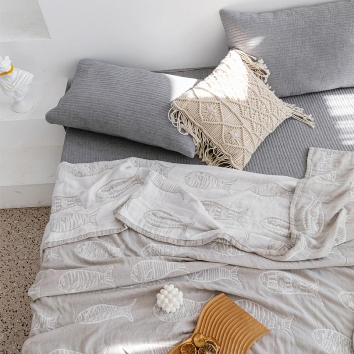 91家纺网 家纺一手货源 找家纺 朴尔 2020年新款加厚三层水洗棉全棉纱布毛巾被 复古鱼-灰