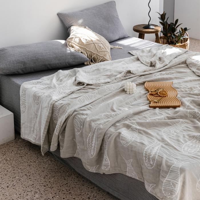 91家纺网 家纺一手货源 找家纺 朴尔 2020年新款加厚三层水洗棉全棉纱布毛巾被 复古鱼-灰