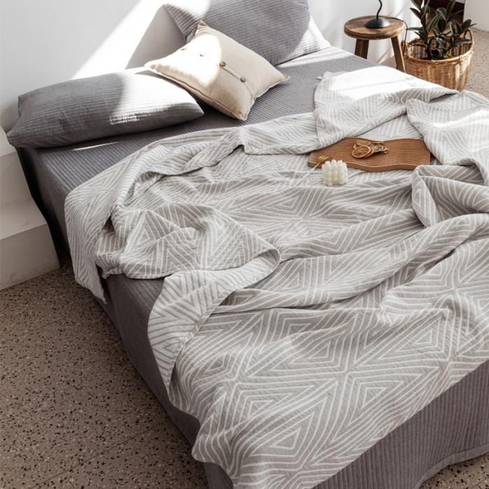 91家纺网 家纺一手货源 找家纺 朴尔 2020年新款加厚三层水洗棉全棉纱布毛巾被 等边三角-浅灰